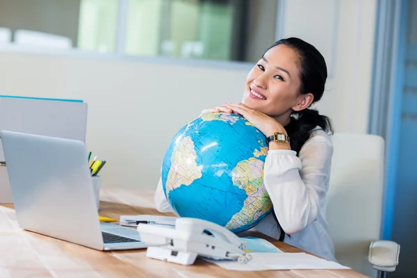 Bonita mujer de negocios sosteniendo globo —  Fotos de Stock