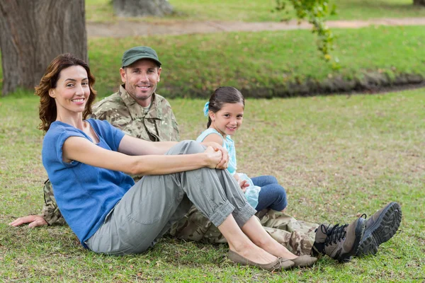 Bonito soldado reunido com a família — Fotografia de Stock