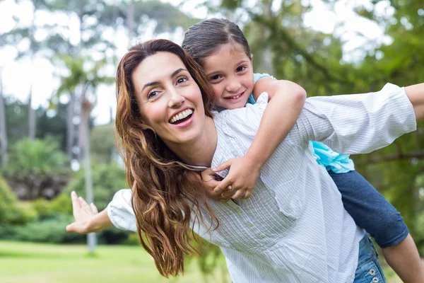 Mãe e filha se divertindo no parque — Fotografia de Stock