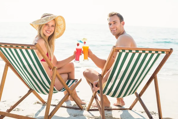 Couple drinking cocktails on beach — ストック写真