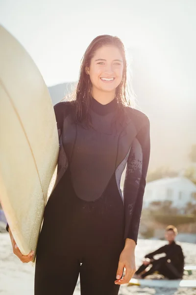 Surferin lächelt am Strand — Stockfoto