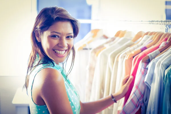 Buon shopper sorridente alla macchina fotografica — Foto Stock