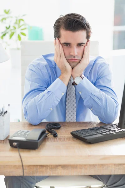 Trauriger Geschäftsmann sitzt am Schreibtisch — Stockfoto