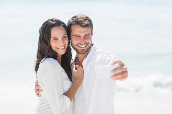 Selfie biorąc para na plaży — Zdjęcie stockowe