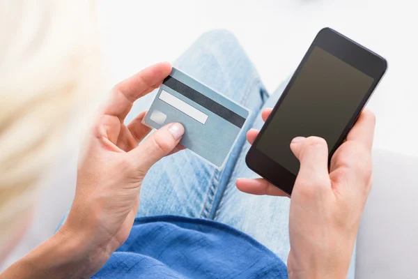 Vrouw doen online winkelen met telefoon — Stockfoto