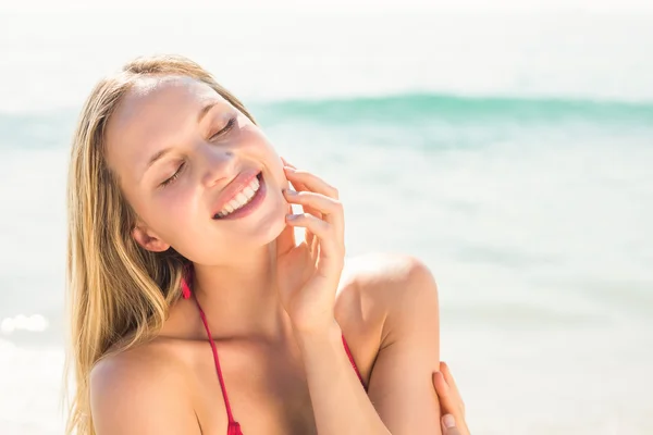 Mujer rubia en día soleado en la playa —  Fotos de Stock