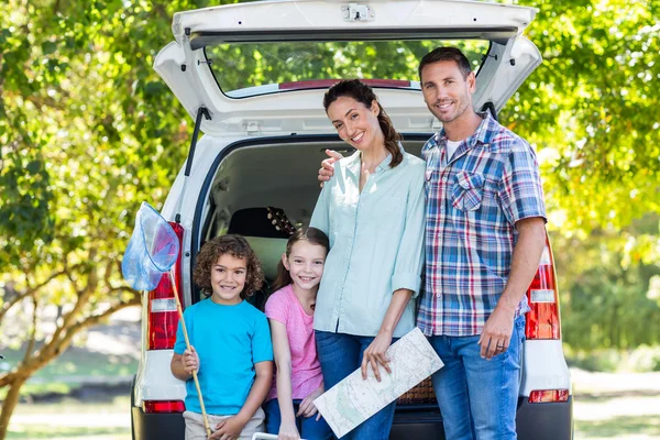 Felice famiglia si prepara per il viaggio in macchina — Foto Stock