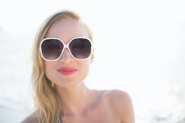 Blonde woman at beach — Stockfoto