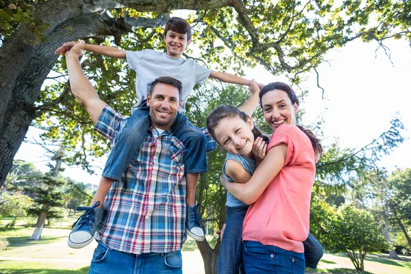 Família no parque juntos — Fotografia de Stock