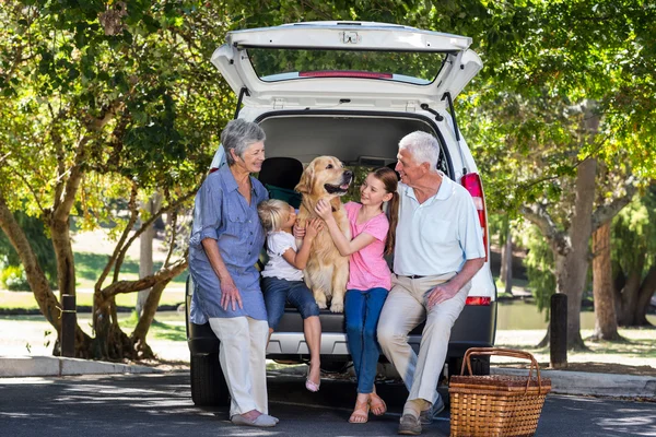 Grands-parents en voyage avec leurs petits-enfants — Photo