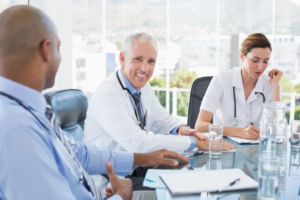 Team lächelnder Ärzte bei einem Treffen — Stockfoto