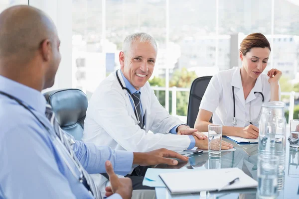 Team van artsen met een bijeenkomst glimlachen — Stockfoto