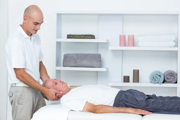 Homme recevant un massage de la tête — Photo