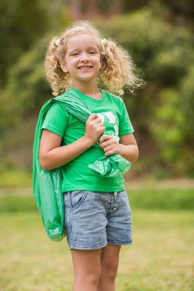 Экологически дружелюбная маленькая девочка улыбается камере — стоковое фото