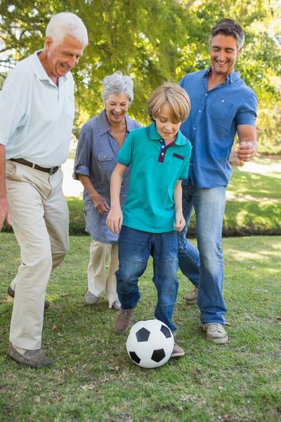 Счастливая семья играет в мяч — стоковое фото