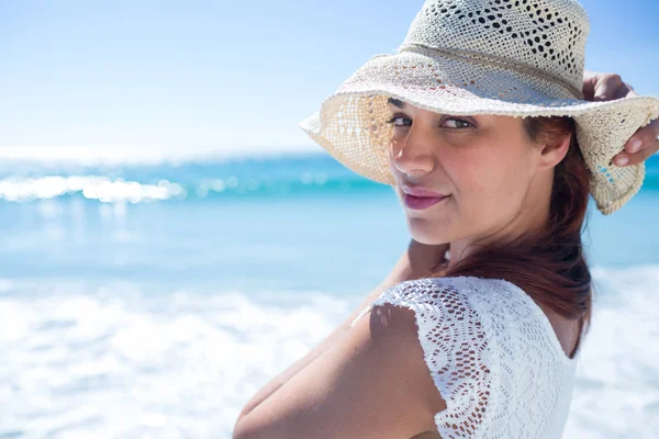 Bonita morena con sombrero de paja y mirando a la cámara —  Fotos de Stock