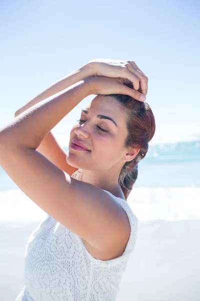 Linda morena relaxante ao lado da água — Fotografia de Stock