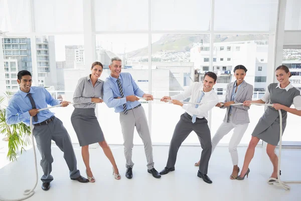 Gente de negocios tirando de cuerda — Foto de Stock