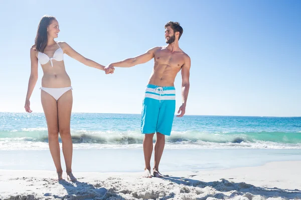 Casal feliz olhando um para o outro, mantendo as mãos — Fotografia de Stock