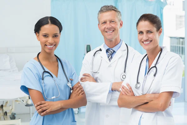 Vertrouwen mannelijke en vrouwelijke artsen — Stockfoto