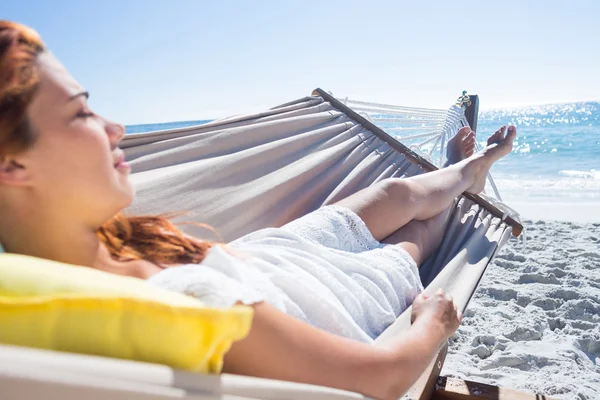 Brunette ontspannen in de hangmat — Stockfoto