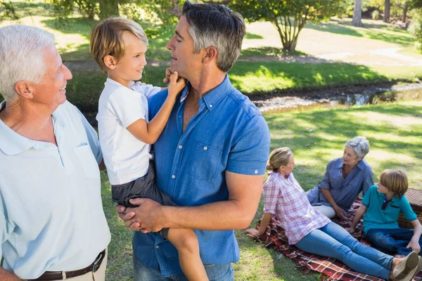 Famille heureuse dans le parc — Photo