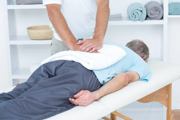 Physiotherapeut macht Rückenmassage — Stockfoto