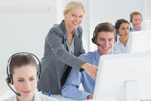 Manager segít a call center alkalmazotti — Stock Fotó