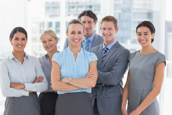 Zakelijke team glimlachen op camera — Stockfoto