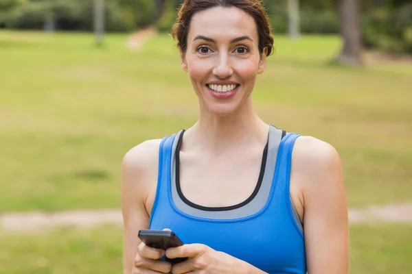 Hübsche Brünette mit Smartphone — Stockfoto