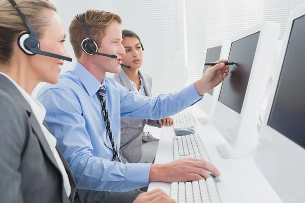 Empresario mostrando su pantalla al equipo —  Fotos de Stock