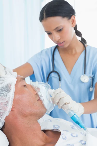 Doctor putting an oxygen mask — Stock Photo, Image