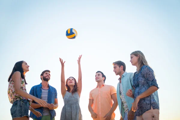 Glückliche Freunde beim Volleyballwerfen — Stockfoto