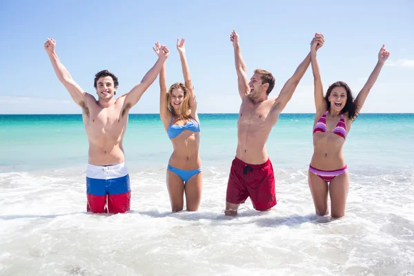 Glückliche Freunde, die gemeinsam Spaß im Wasser haben — Stockfoto