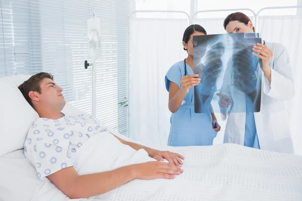 Lekarze badając pacjentów xray — Zdjęcie stockowe