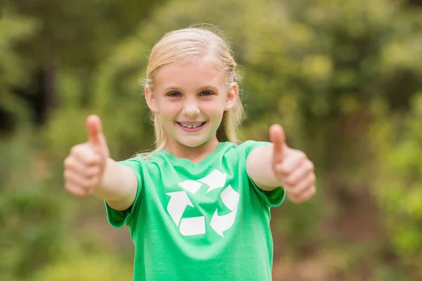 Šťastná holčička v zelené barvě, palec nahoru — Stock fotografie