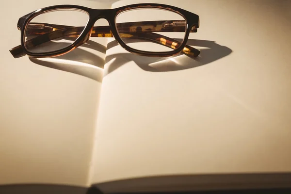 Bloc-notes vide avec lunettes de lecture — Photo