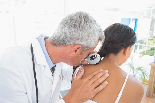 Médico visitando al paciente en el hospital — Foto de Stock