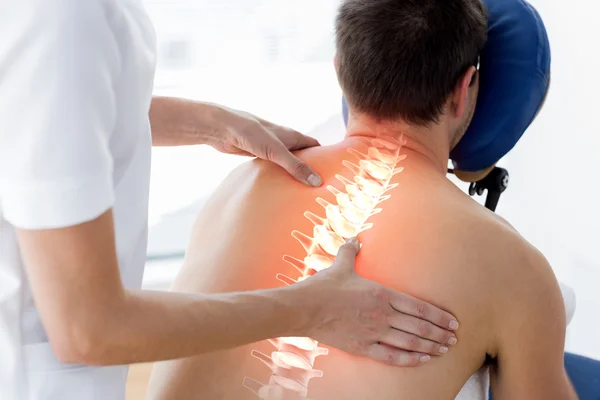 Wirbelsäule des Menschen bei der Physiotherapie — Stockfoto