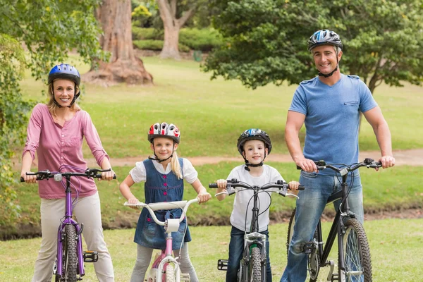 Gelukkige familie op hun fiets op het park — Stockfoto