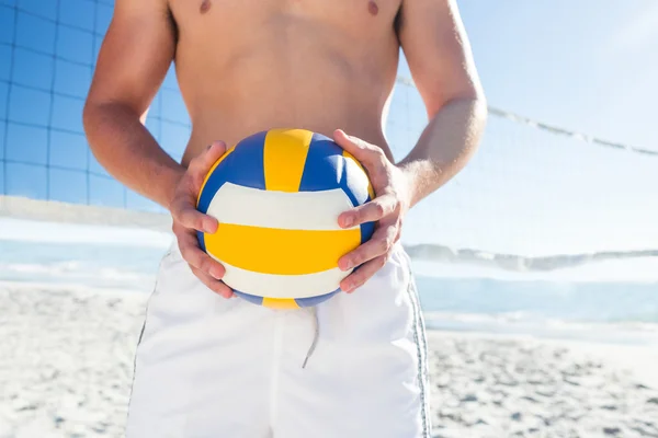 Un bel homme tenant le volley-ball — Photo