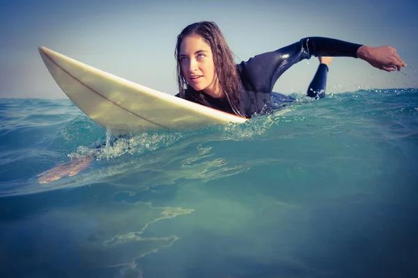 Vrouw in wetsuit surfen — Stockfoto