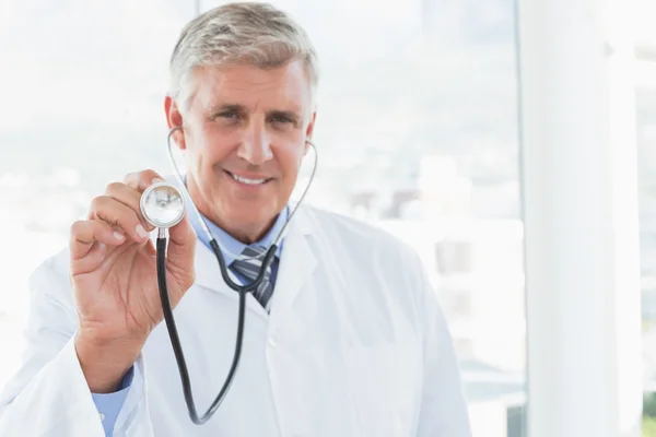 Doktor ukazující stetoskop — Stock fotografie