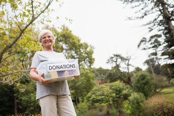 Feliz abuela sosteniendo caja de donación —  Fotos de Stock