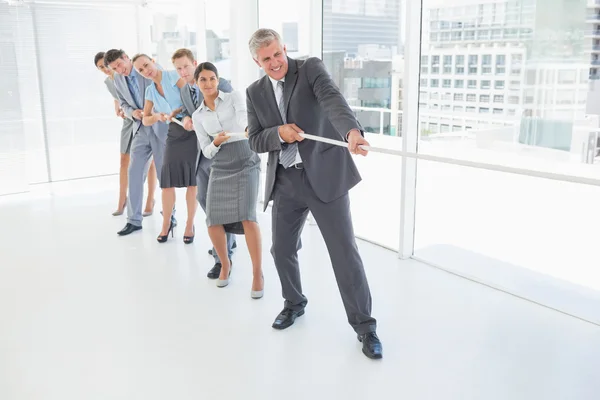 Equipo de negocios tirando de la cuerda — Foto de Stock