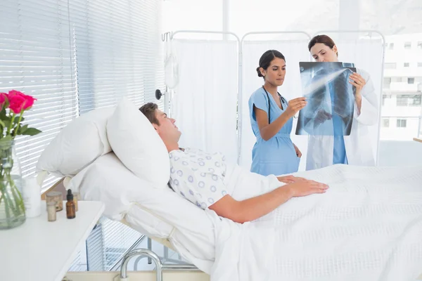 Médicos examinando pacientes xray — Fotografia de Stock