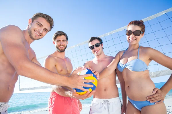 Gruppe von Freunden hält Volleyball in der Hand und lächelt in die Kamera — Stockfoto