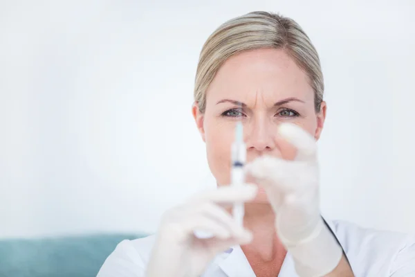 Doctor preparing syringe — Stock Photo, Image