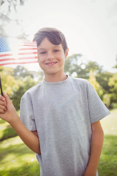Mały chłopiec falującej flagi amerykańskiej — Zdjęcie stockowe