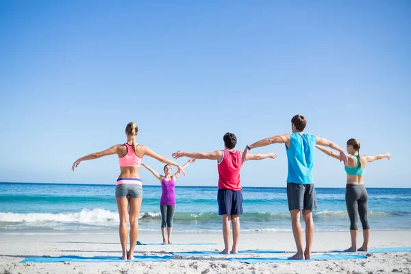 Vänner gör yoga tillsammans med sina lärare — Stockfoto